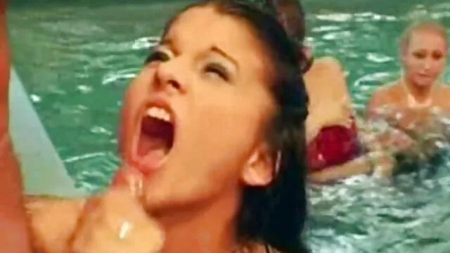 Marguerite film porno vf complet - un voyeur entre pendant sa douche